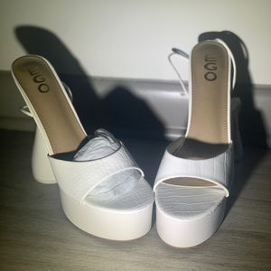 Size: 9  5" & Platform 3'5 Egoofficial
Bite-me white heels Croc material.